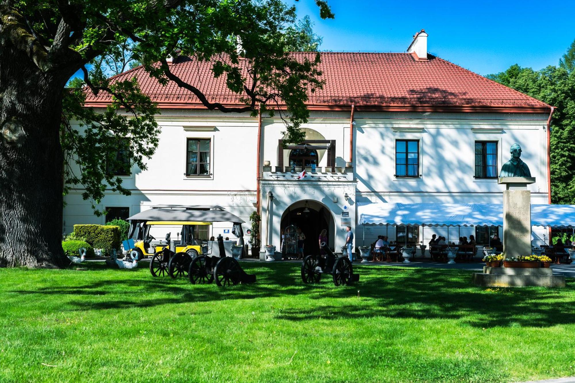 Zamek Dubiecko Hotel Exterior foto